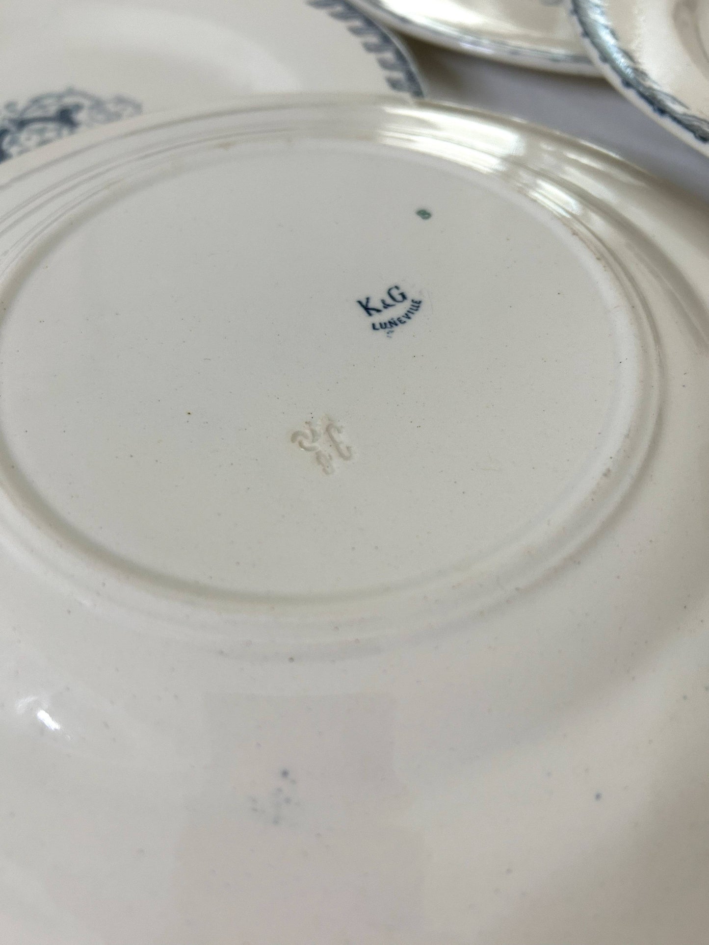Ensemble de 6 assiettes plates - Monogramme G - Terre de fer - K&G Lunéville - La Brocanterie d'Estelle