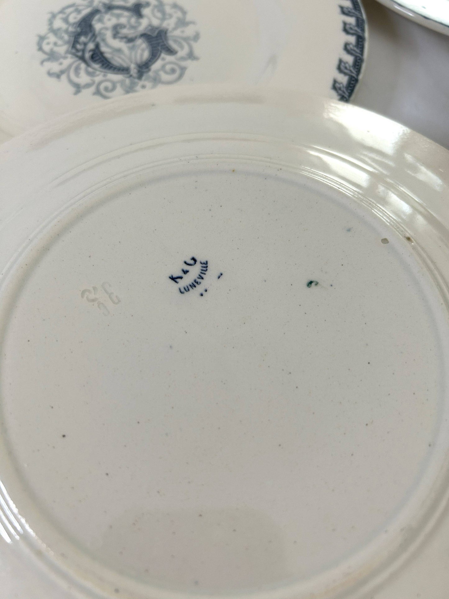 Ensemble de 6 assiettes plates - Monogramme G - Terre de fer - K&G Lunéville - La Brocanterie d'Estelle