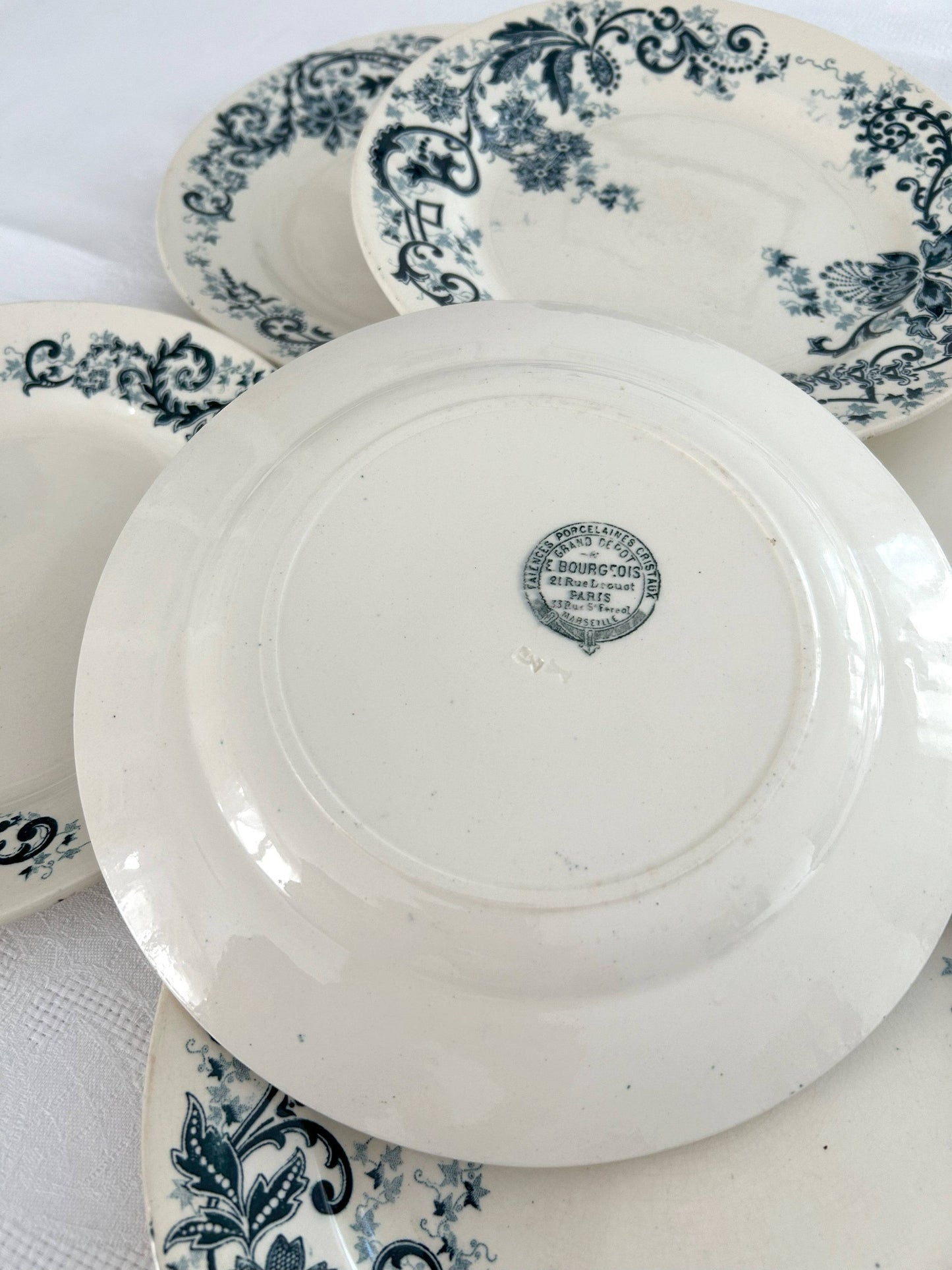 Assiettes plates - Sévigné - Terre de fer - HB & Cie Choisy-le-Roi - La Brocanterie d'Estelle