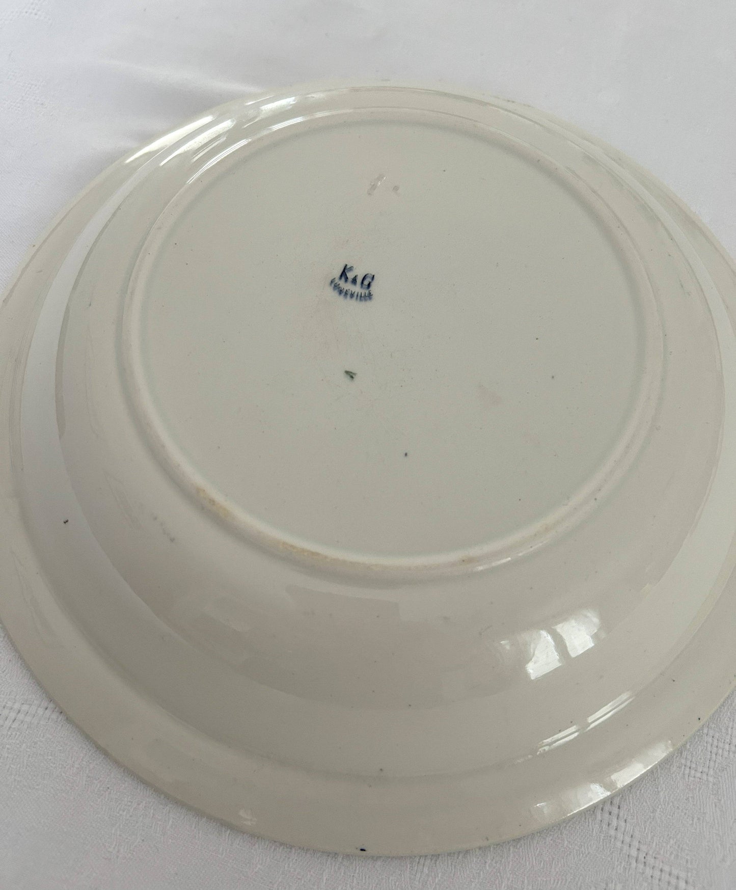 Plat rond creux - Monogramme G - Terre de fer - K&G Lunéville - La Brocanterie d'Estelle