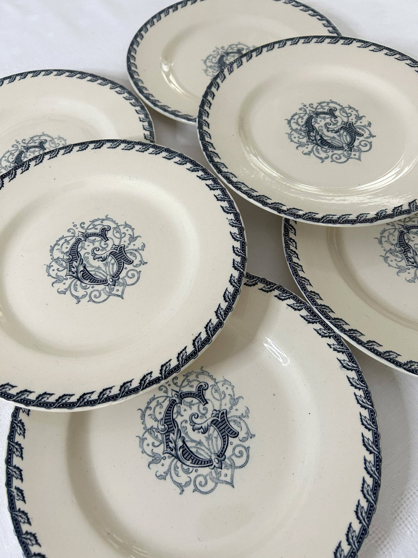 Ensemble de 6 assiettes plates - Monogramme G - Terre de fer - K&G Lunéville - La Brocanterie d'Estelle
