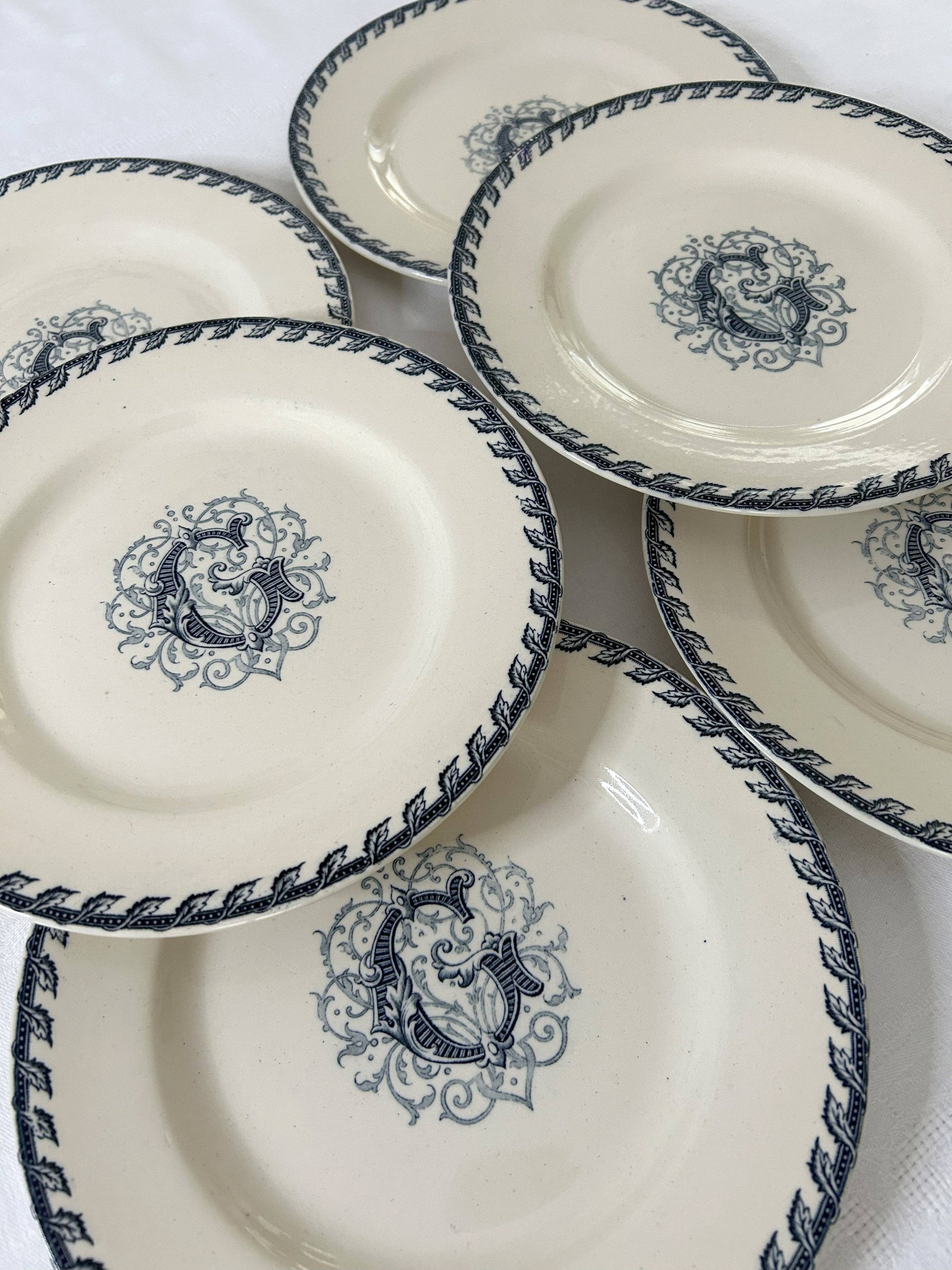 Ensemble de 6 assiettes plates - Monogramme G - Terre de fer - K&G Lunéville - La Brocanterie d'Estelle