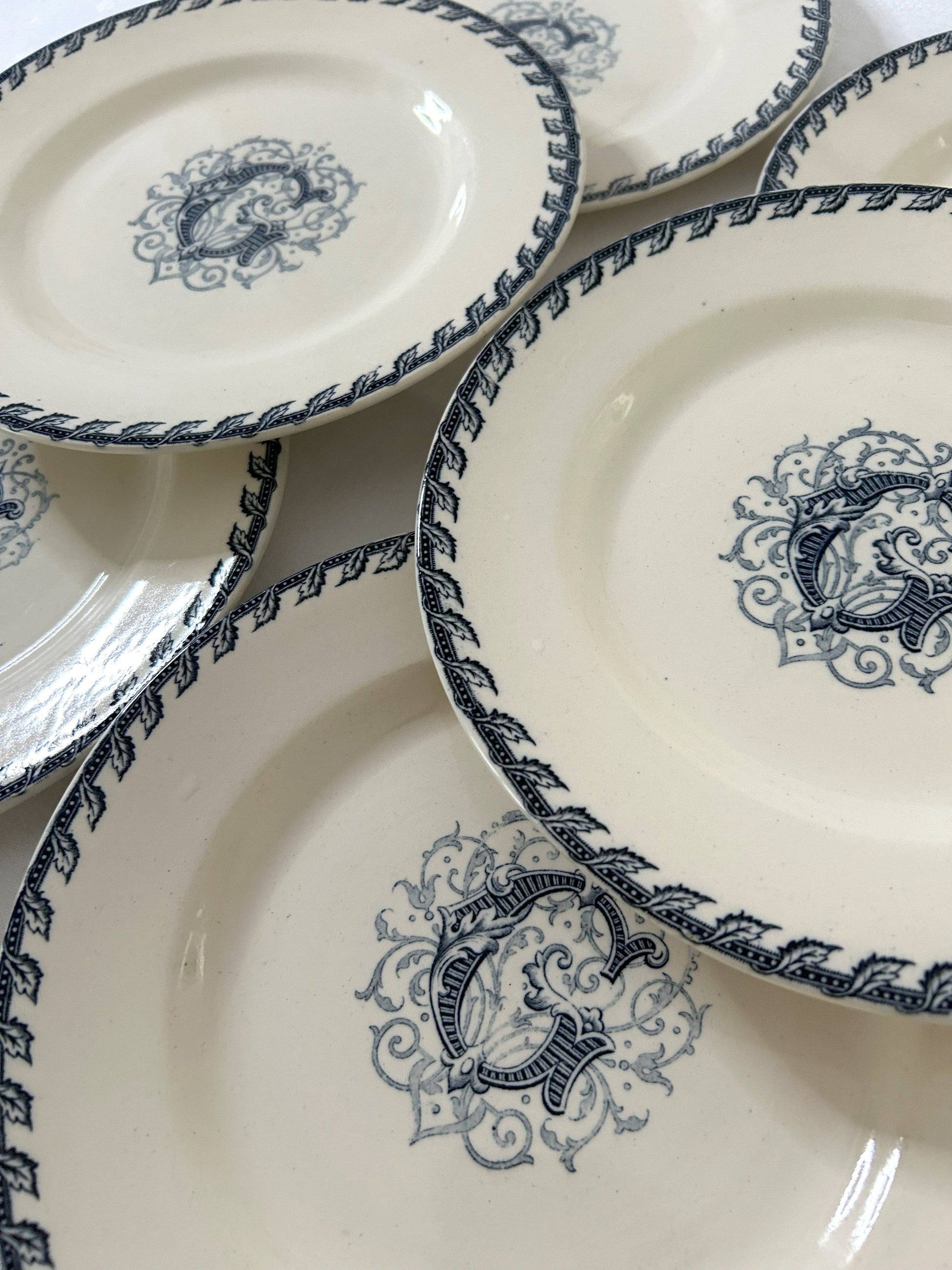 Ensemble de 6 assiettes plates - Monogramme G - Terre de fer - K&G Lunéville - La Brocanterie d'Estelle