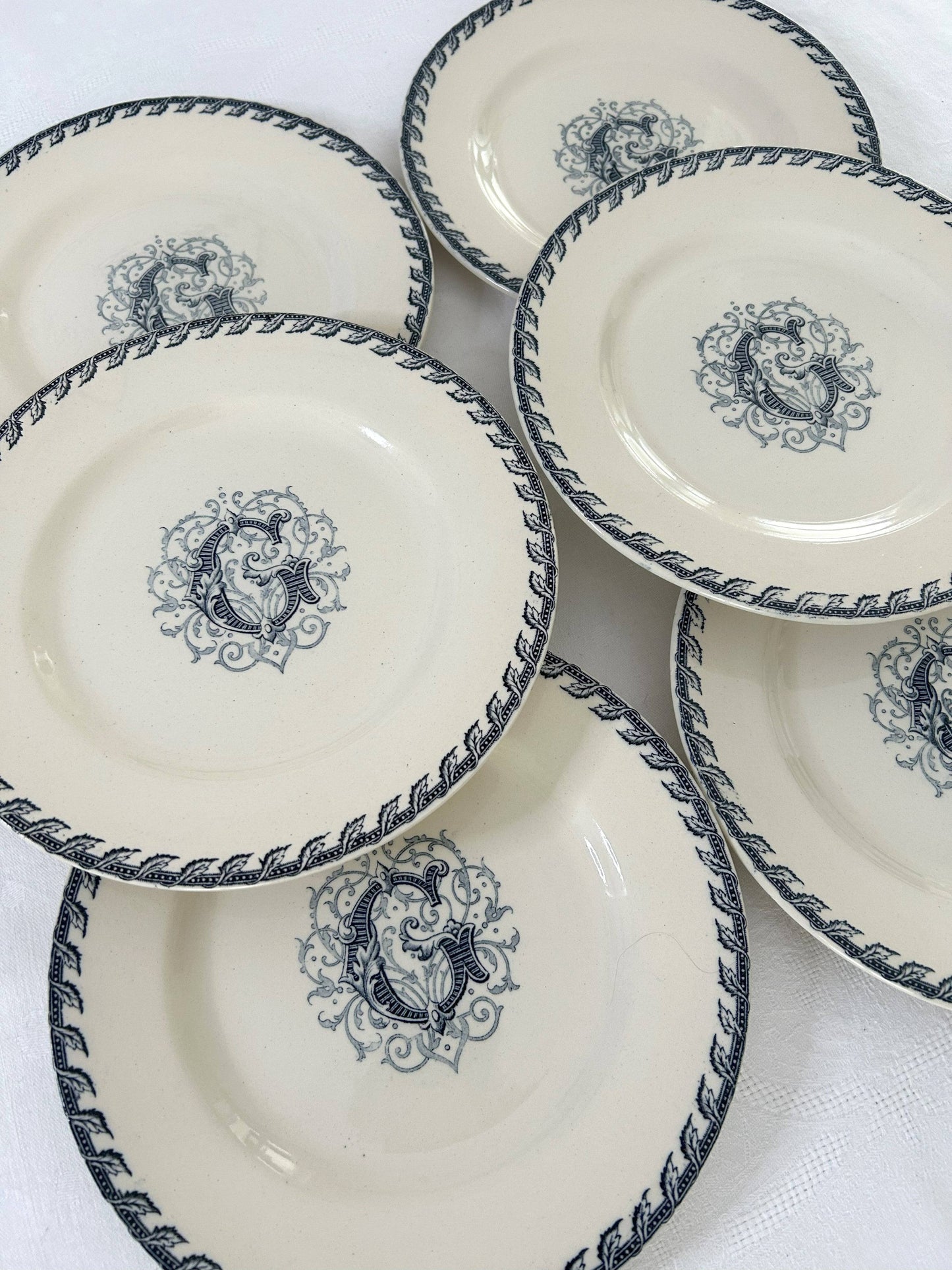Ensemble de 6 assiettes plates - Monogramme G - Terre de fer - K&G Lunéville - La Brocanterie d'Estelle
