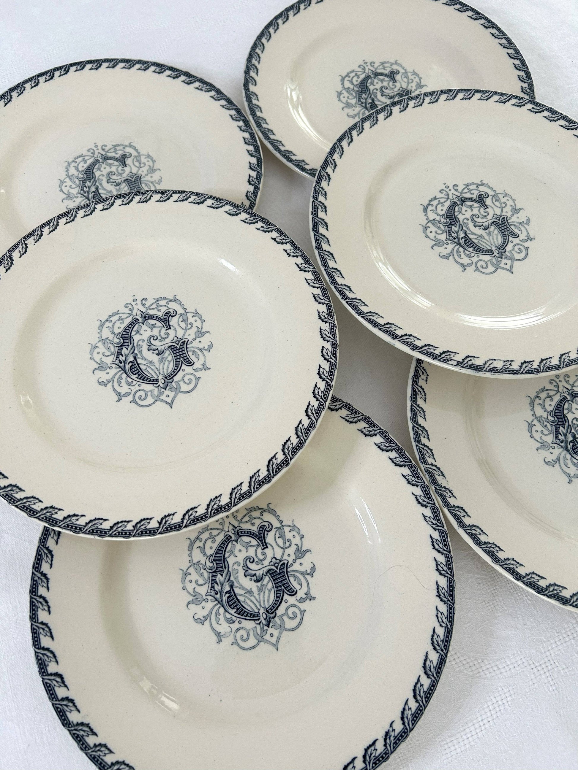 Ensemble de 6 assiettes plates - Monogramme G - Terre de fer - K&G Lunéville - La Brocanterie d'Estelle