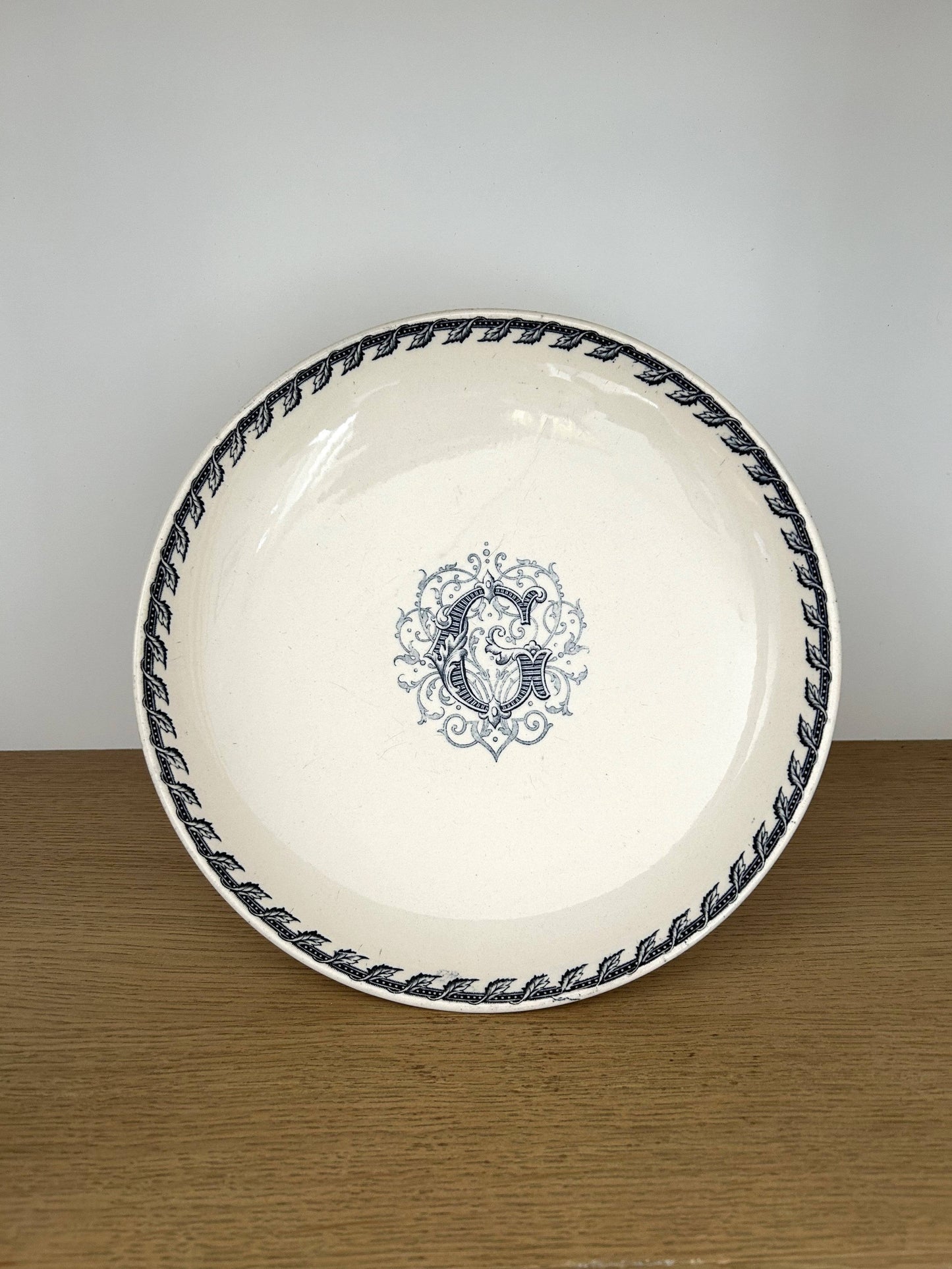 Compotier - Monogramme "G" - Terre de fer - K&G Lunéville - La Brocanterie d'Estelle