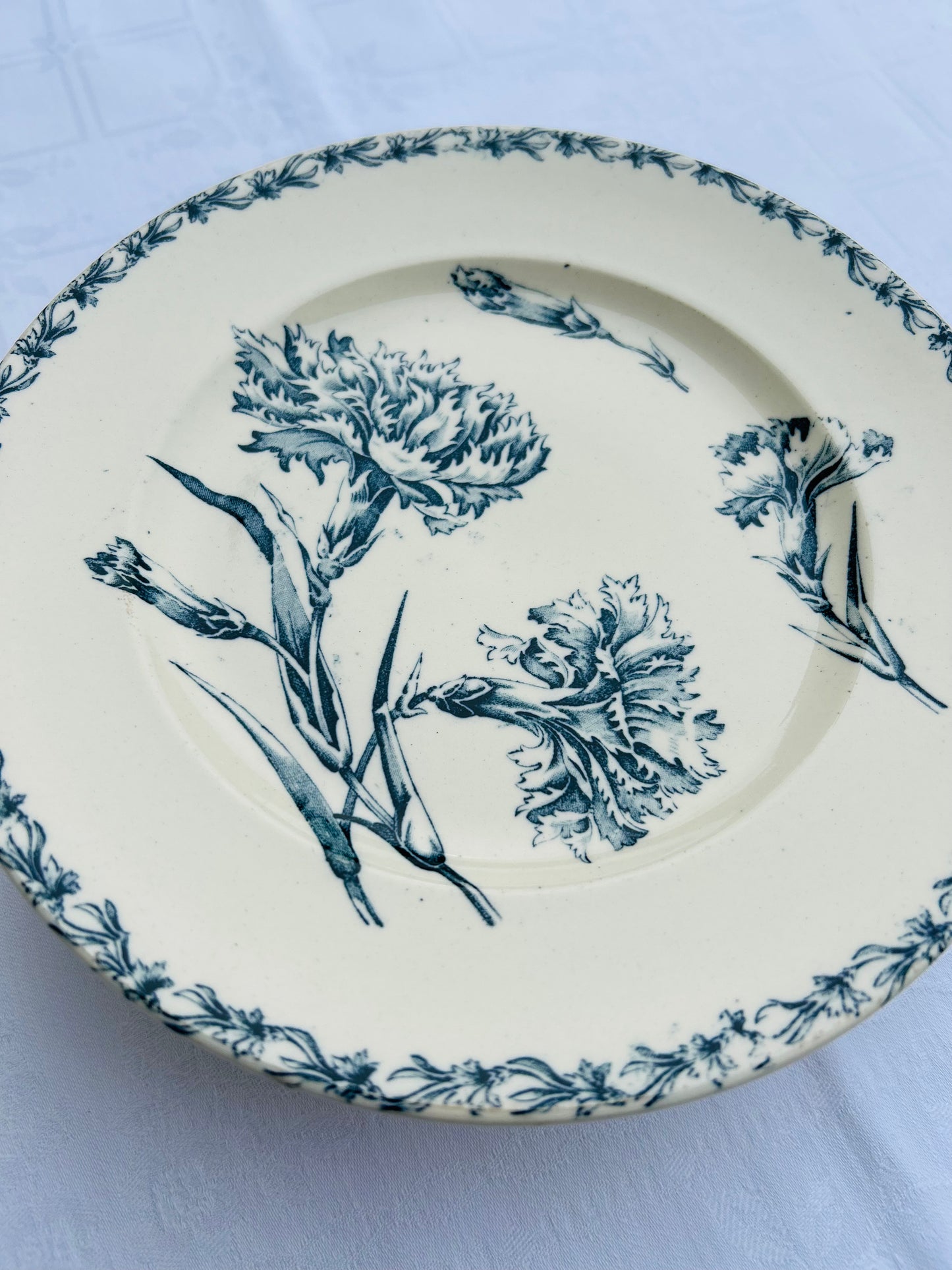 Assiette piédouche - Œillets - Terre de fer - K&G Lunéville - La Brocanterie d'Estelle
