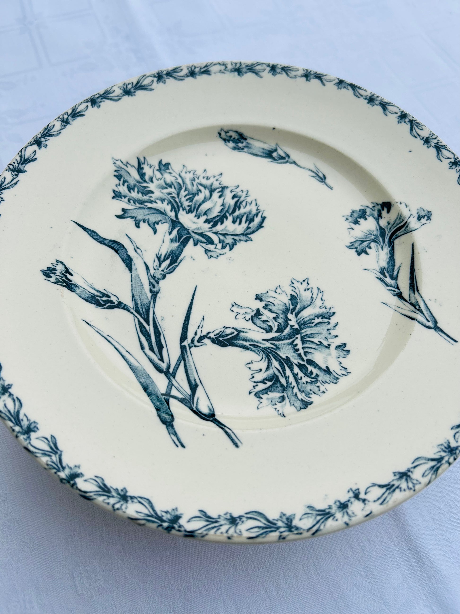 Assiette piédouche - Œillets - Terre de fer - K&G Lunéville - La Brocanterie d'Estelle