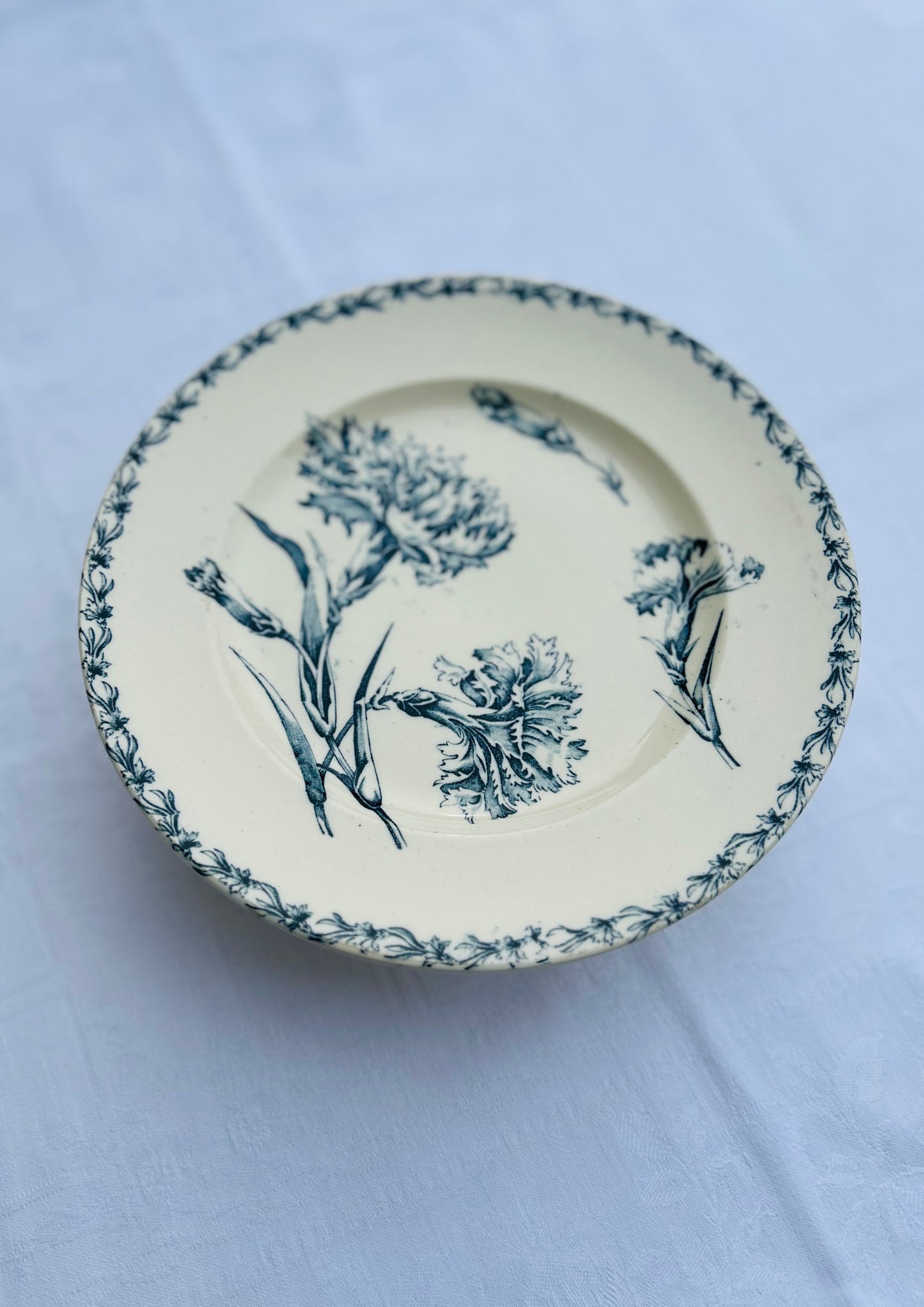 Assiette piédouche - Œillets - Terre de fer - K&G Lunéville - La Brocanterie d'Estelle