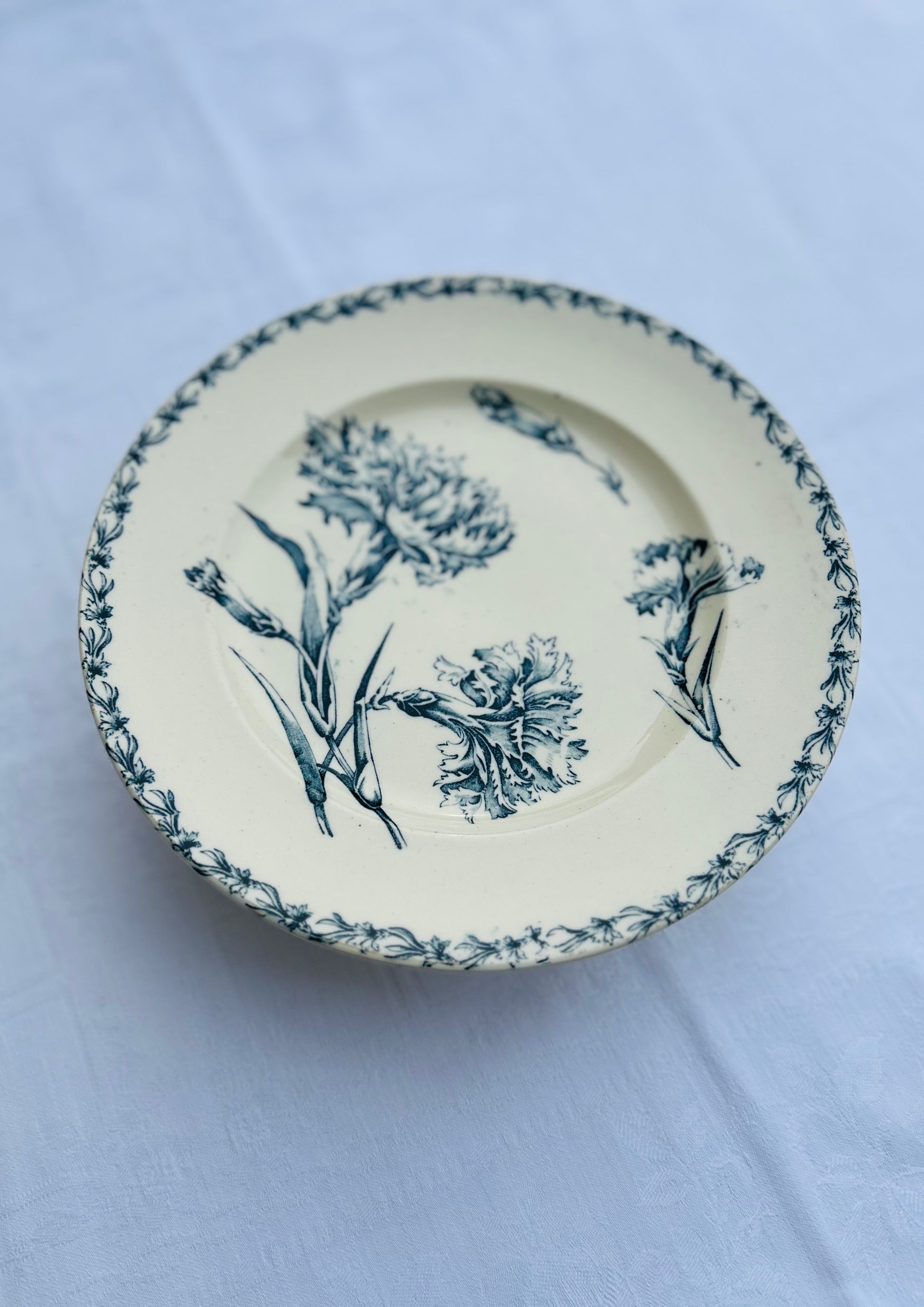 Assiette piédouche - Œillets - Terre de fer - K&G Lunéville - La Brocanterie d'Estelle