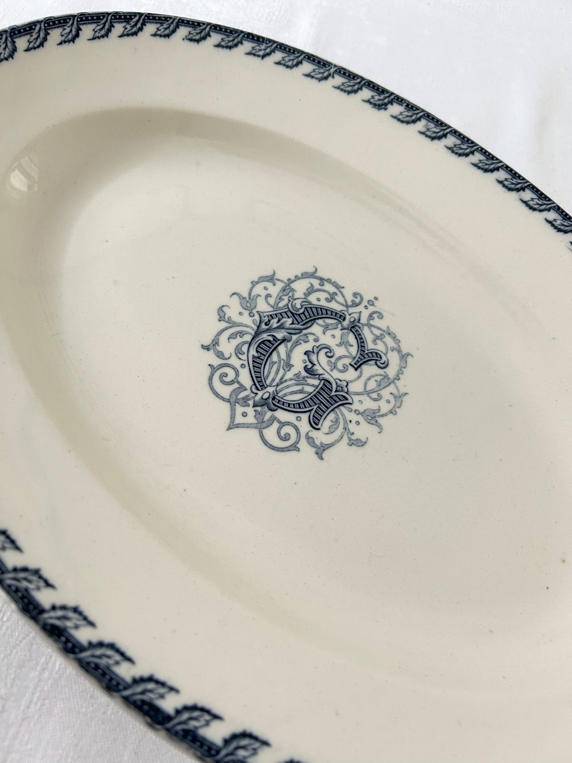 Plat ovale - Monogramme G - Terre de fer - K&G Lunéville - La Brocanterie d'Estelle
