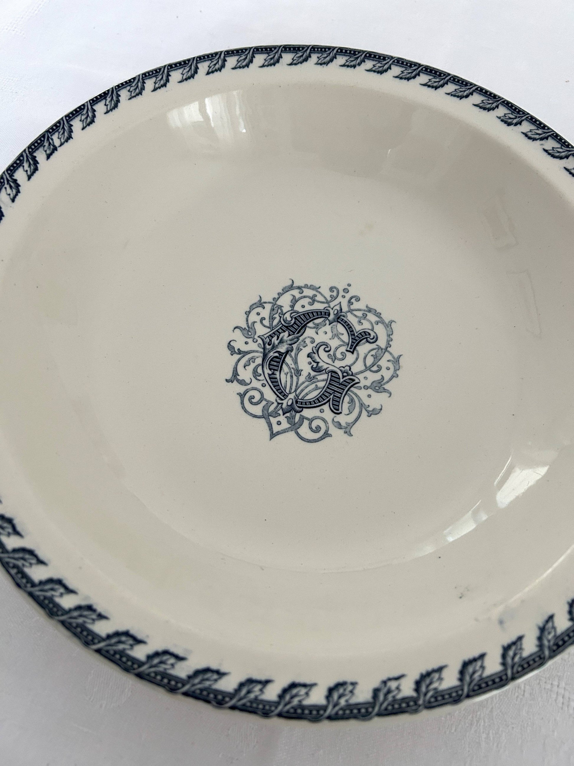 Plat rond creux - Monogramme G - Terre de fer - K&G Lunéville - La Brocanterie d'Estelle