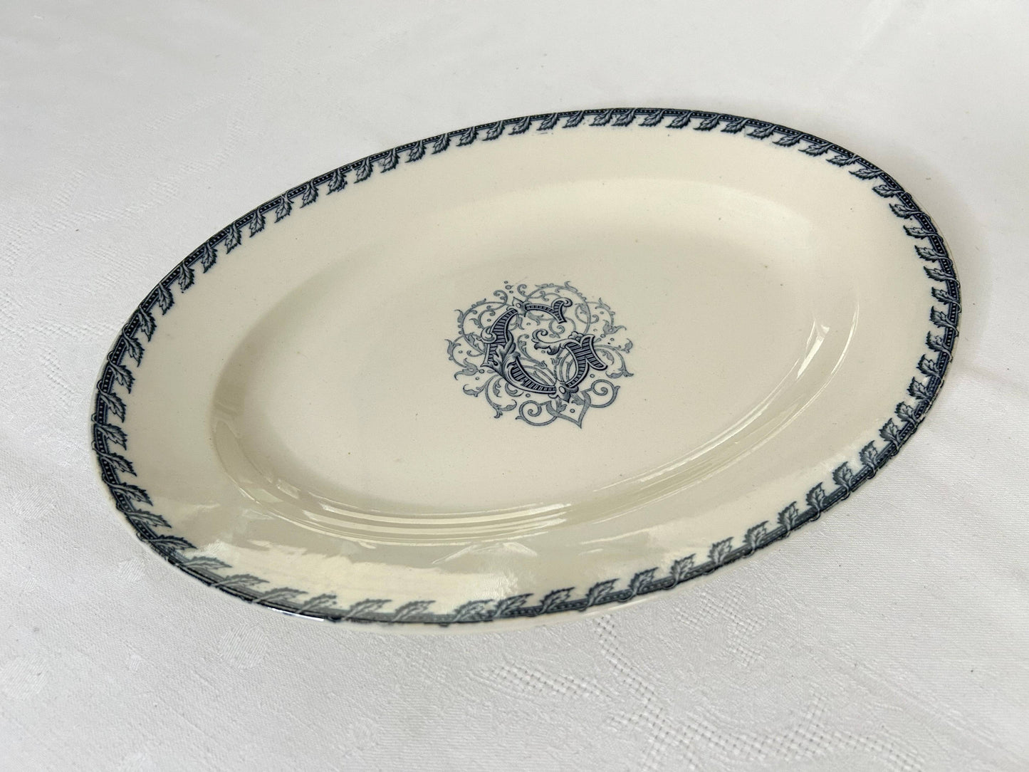 Plat ovale - Monogramme G - Terre de fer - K&G Lunéville - La Brocanterie d'Estelle