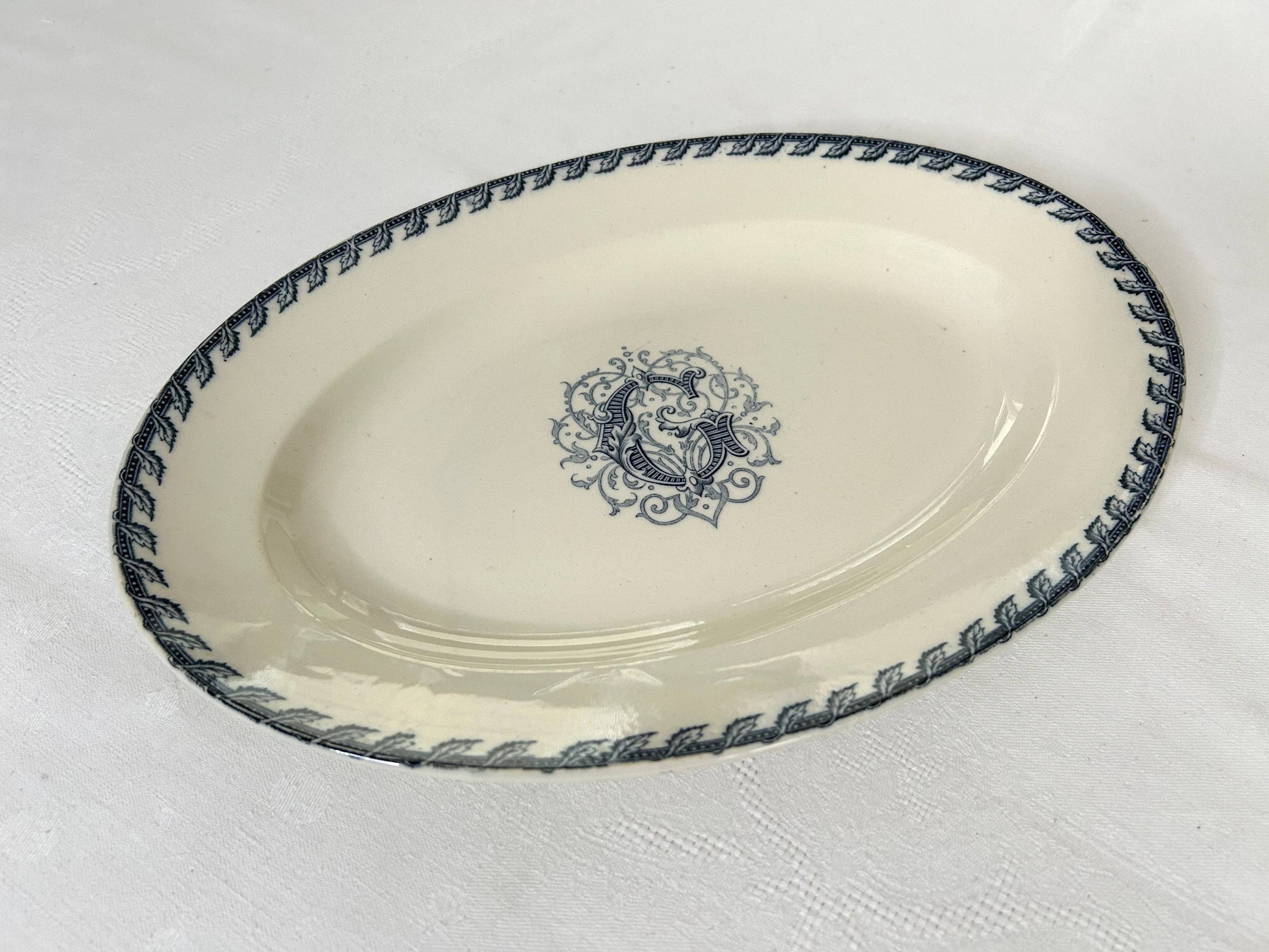 Plat ovale - Monogramme G - Terre de fer - K&G Lunéville - La Brocanterie d'Estelle