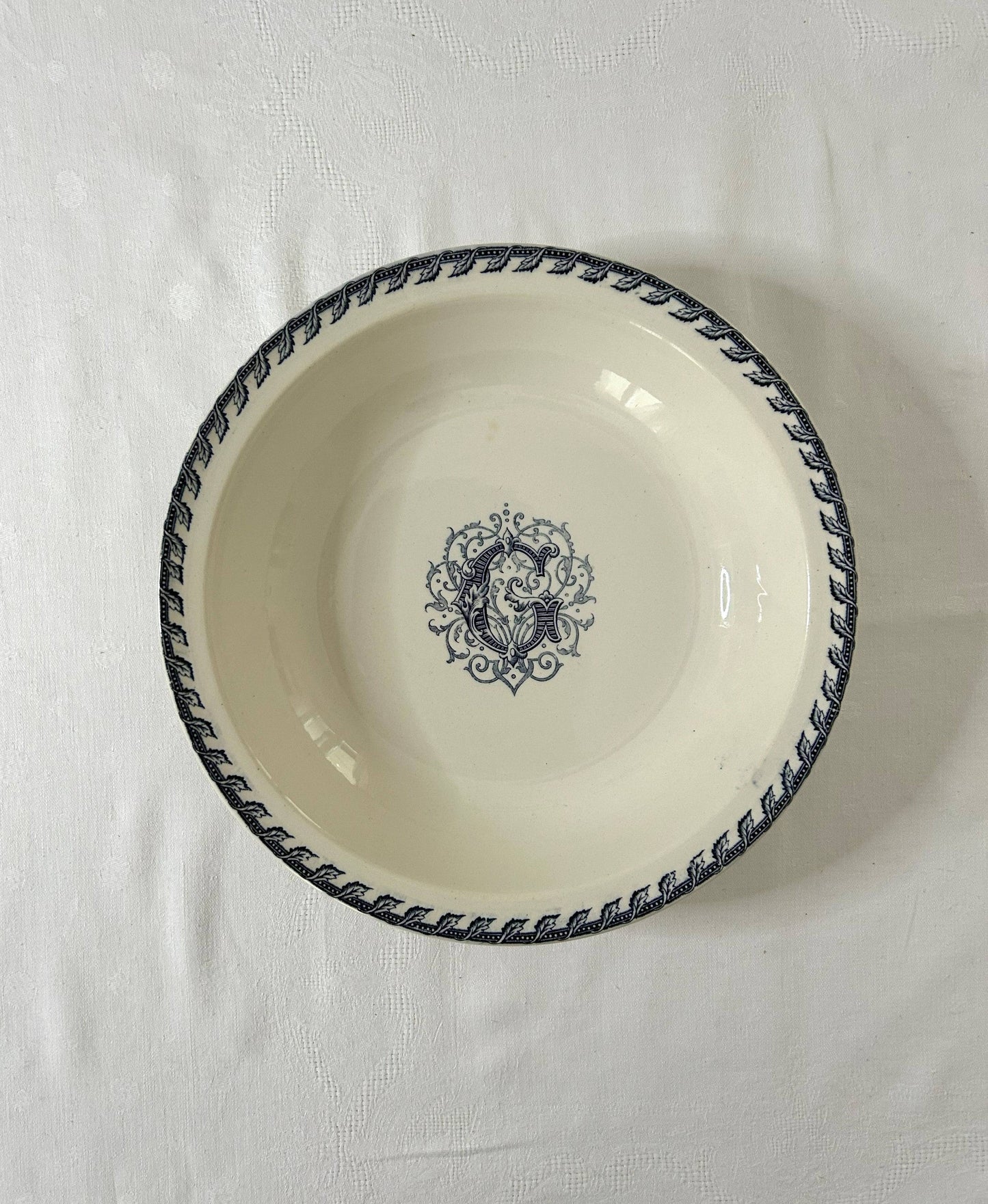 Plat rond creux - Monogramme G - Terre de fer - K&G Lunéville - La Brocanterie d'Estelle