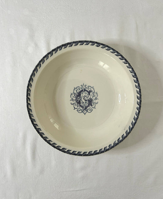 Plat rond creux - Monogramme G - Terre de fer - K&G Lunéville - La Brocanterie d'Estelle